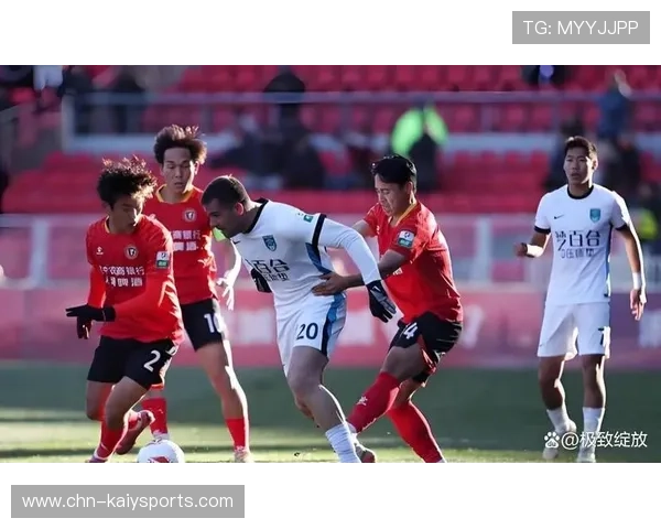 辽宁铁人后场出球被逼抢，门前连续解围忙成一团