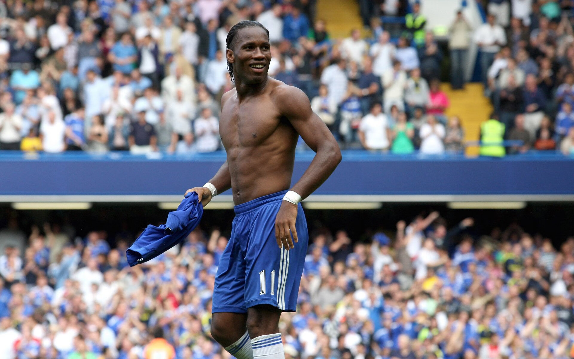 女孩去雪山双板滑雪，不料板子突然掉落，硬是用双脚滑行，滑雪双板摔倒怎么起来